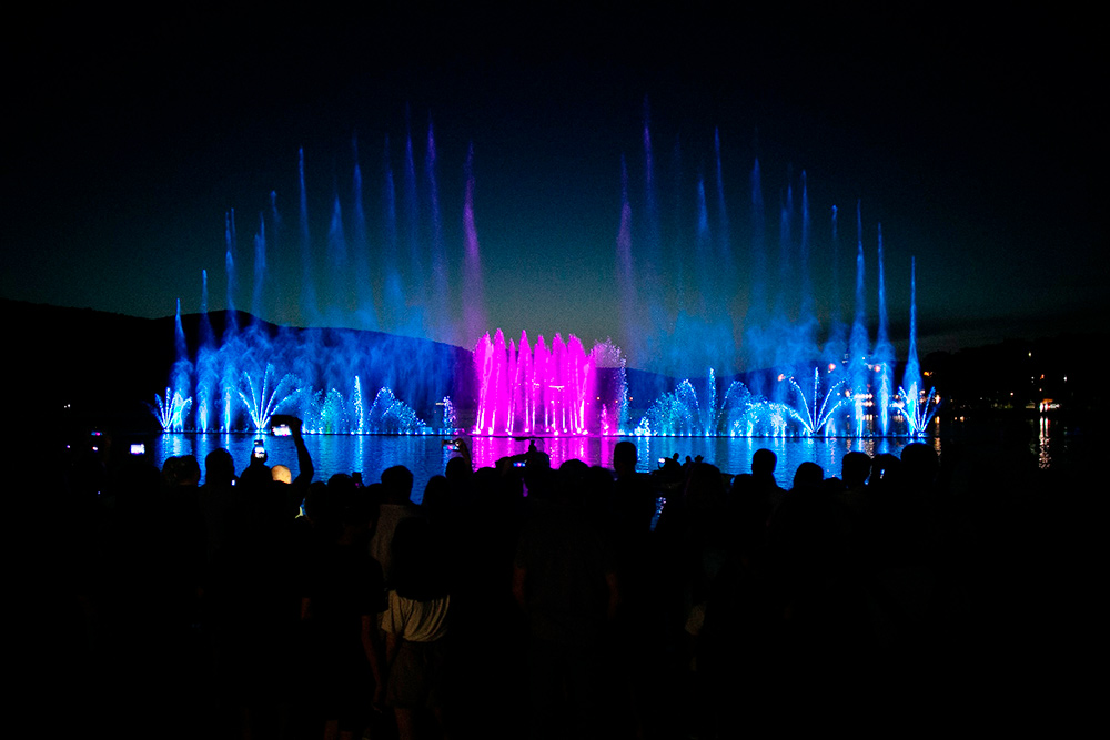 В летний сезон на озере каждый день по вечерам проходит светомузыкальное шоу фонтанов. Если видели поющие фонтаны в Барселоне, шоу на озере Абрау вряд ли вас впечатлит. Но все равно посмотреть его собираются десятки туристов