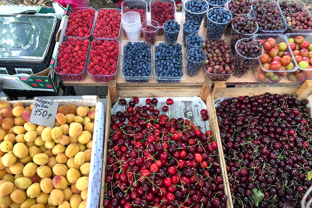 В июне хорошо ходить в поход: на рынке много фруктов и ягод. Правда, абрикосы ереванские