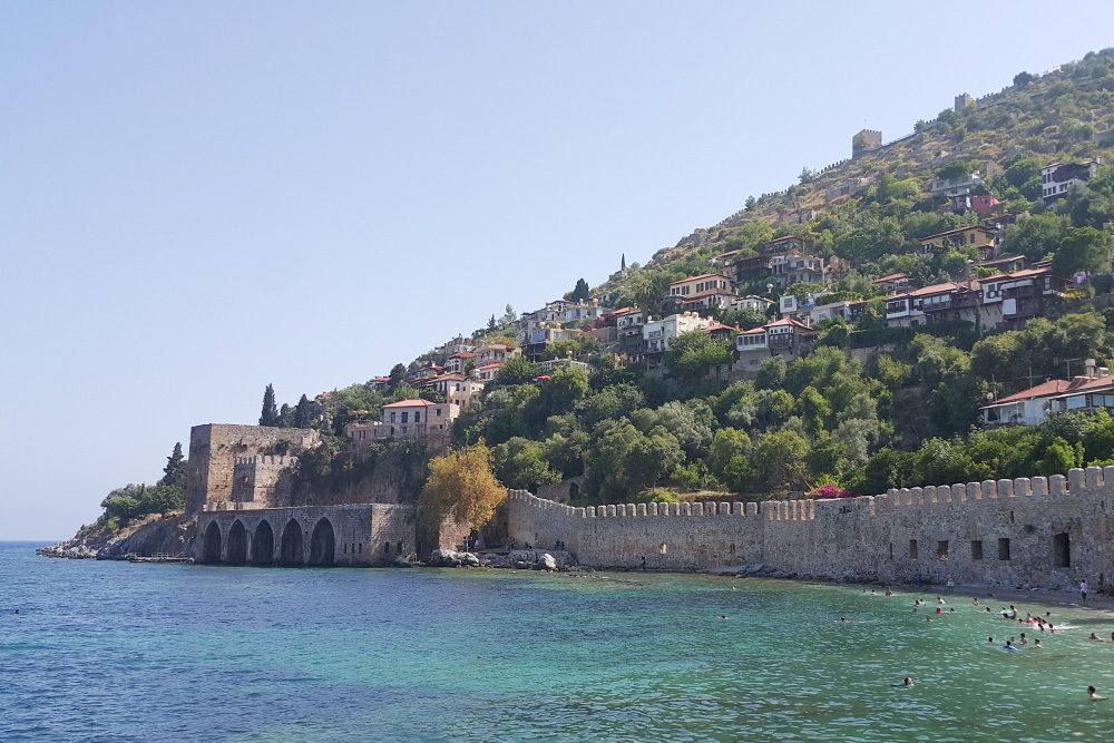 Вид на крепость, верфь, где раньше строили корабли, и крепостную стену. У стены есть небольшой пляж, иногда он полностью уходит под воду