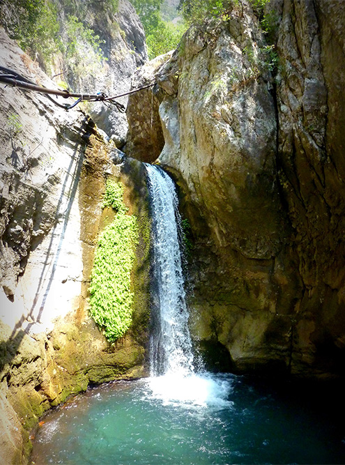 Каньон Сападере заканчивается небольшим водопадом