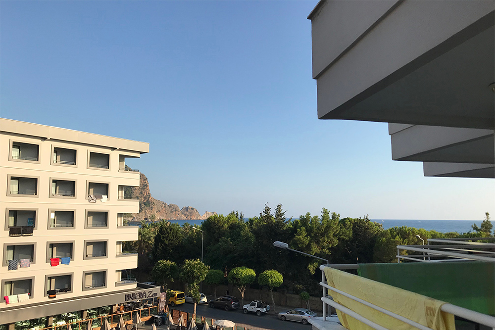 Вид из отеля Hatipoglu Beach Hotel 3*, расположенного на пляже Клеопатры. Кстати, парк впереди — старинное кладбище, маленькое и нестрашное