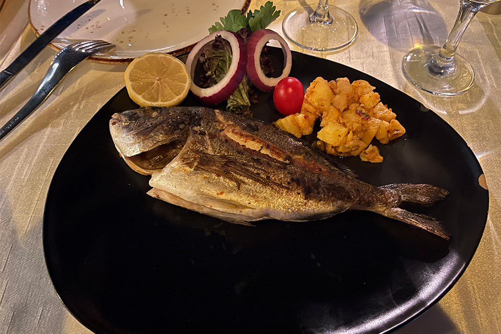 В Турции отлично умеют готовить рыбу на гриле. Так ее подают в ресторане Merlot
