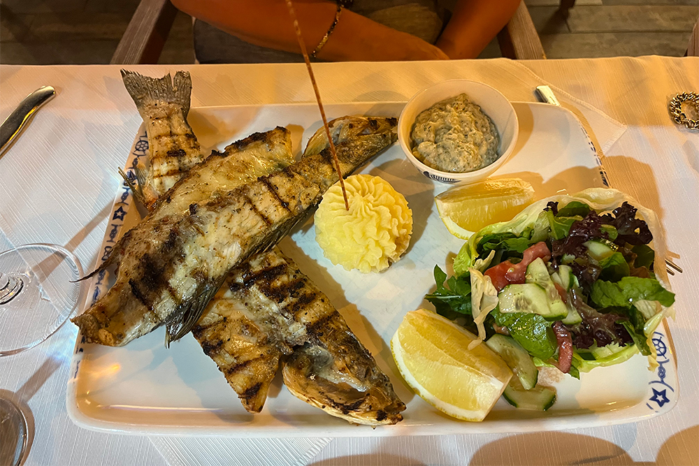 Огромная порция рыбы в ресторане Limani. Ее подают с очень вкусным чесночным соусом, пюре и салатом