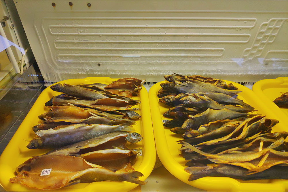 На рынках осенью продается много копченого хариуса и другой вкусной рыбы