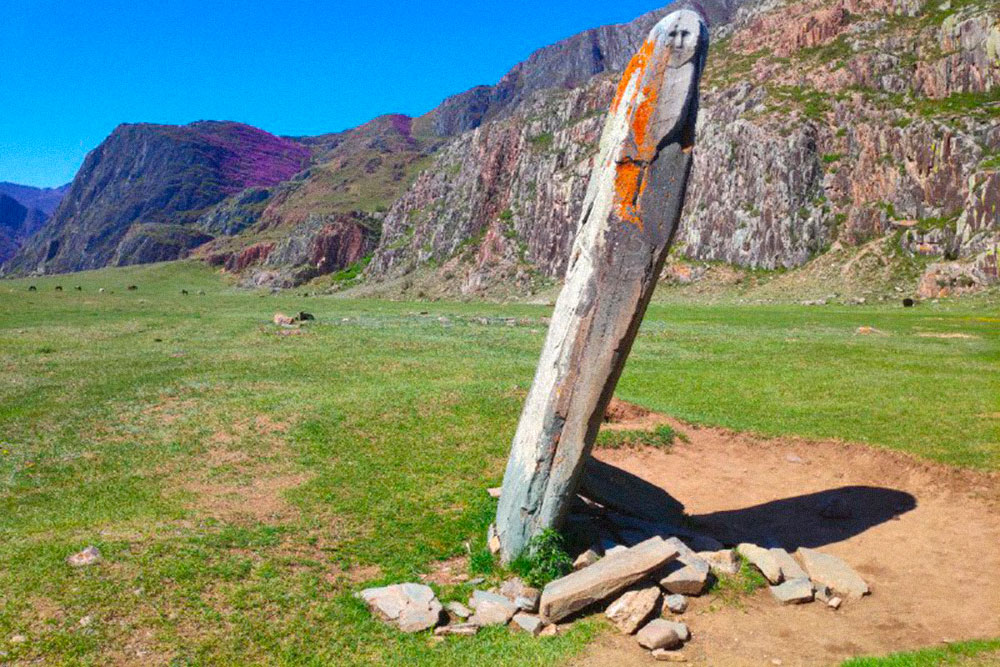 За перевалом Чике-Таман попадаются идолы для традиционных алтайских обрядов
