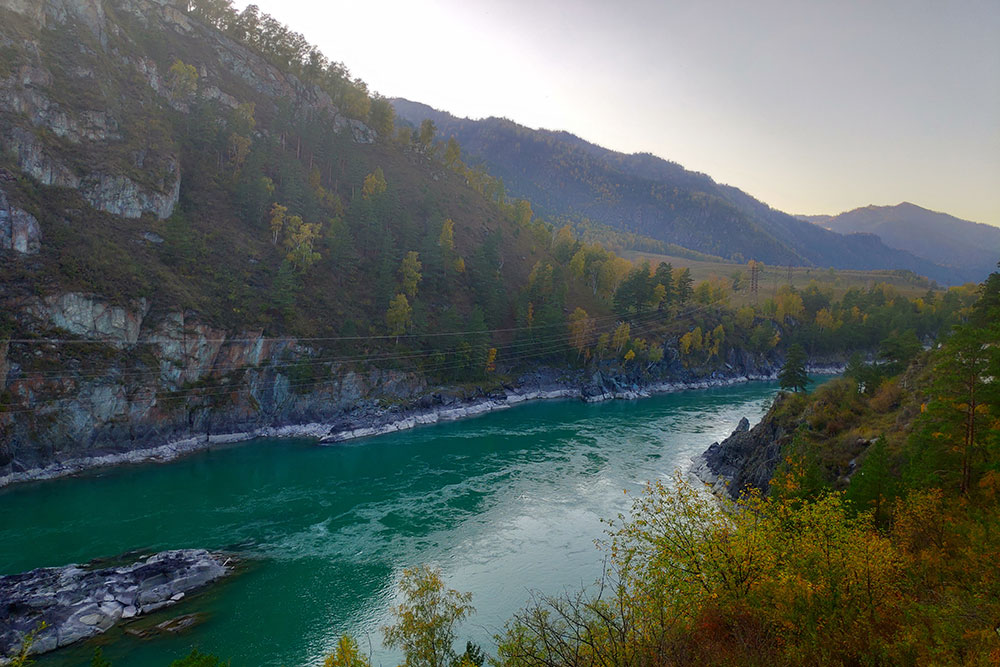 Осенью река становится бирюзовой, словно в нее вылили тонны краски