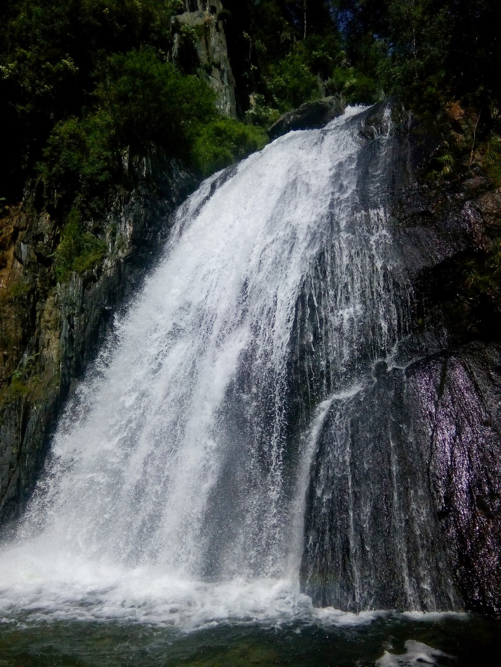 Водопад Корбу, который я увидела во время прогулки на теплоходе «Пионер Алтая»