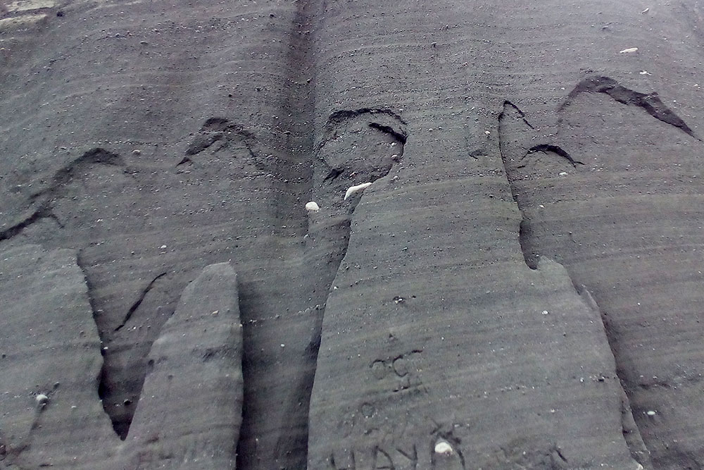 На спуске с перевала Чике-Таман можно увидеть песчаные скалы. Меня они завораживают