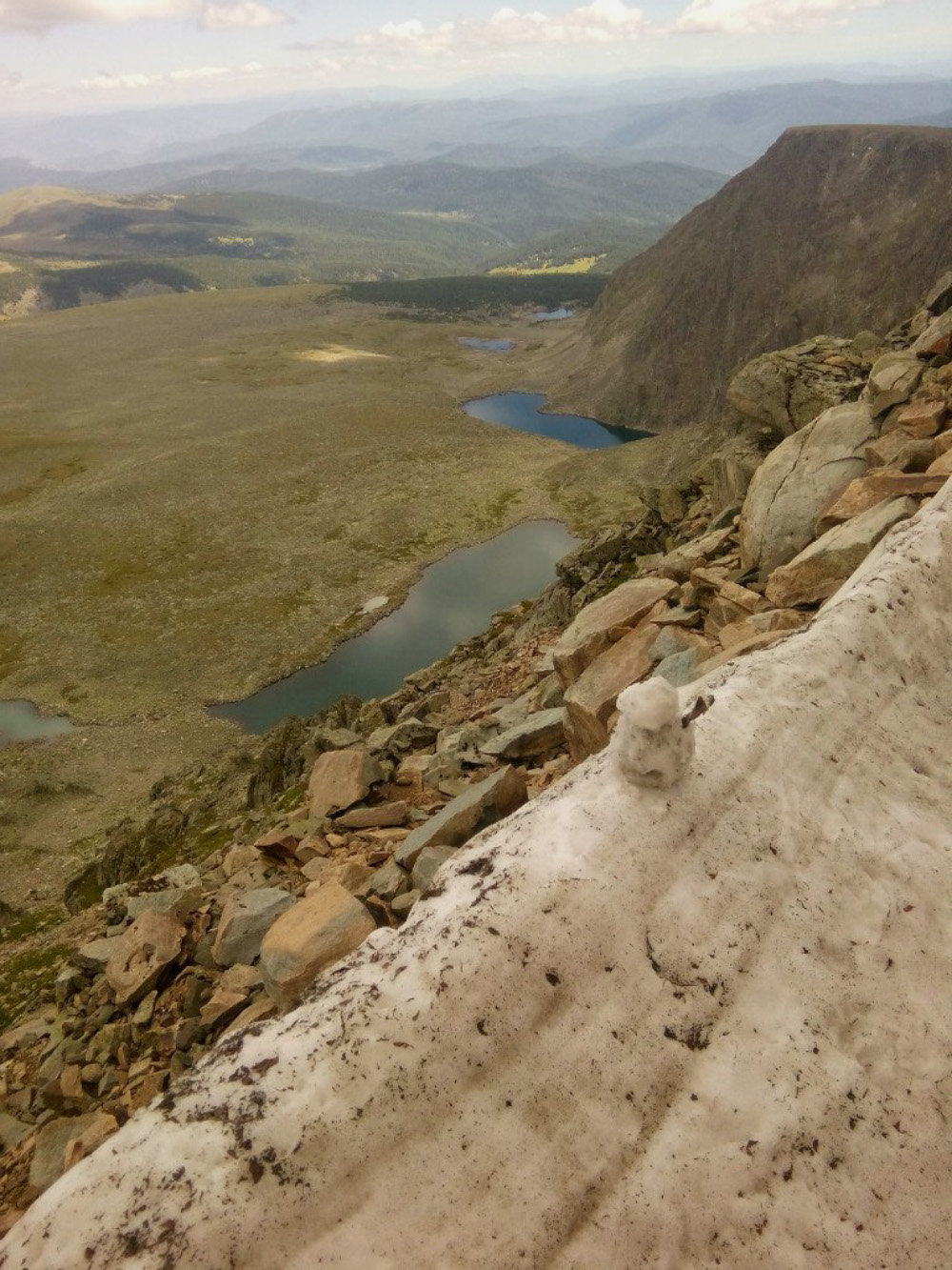Вид на озера и прошлогодний снег в начале августа. На вершине горы Сарлык одни камни, растительности там нет