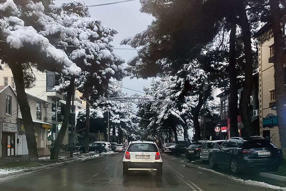 Снег под Новый год выпадает нечасто. Когда это случается, он создает в городе особую атмосферу. На фото — 21 декабря 2020 года