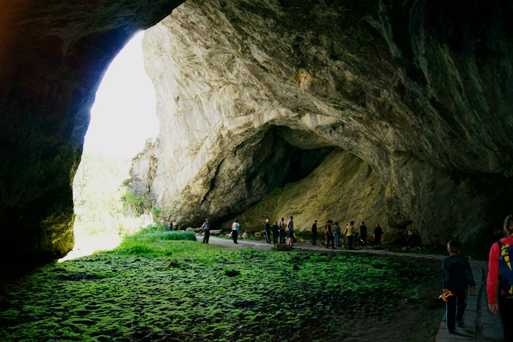 Огромный вход-портал в Капову пещеру. Здесь начинается экскурсия