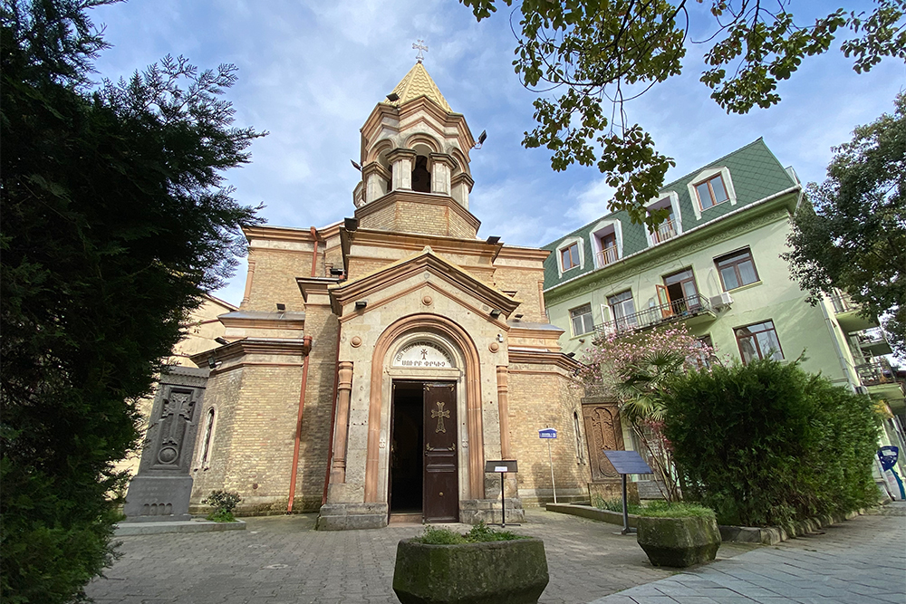 Рядом с армянской церковью стоит хачкар — каменная стела с резным изображением креста