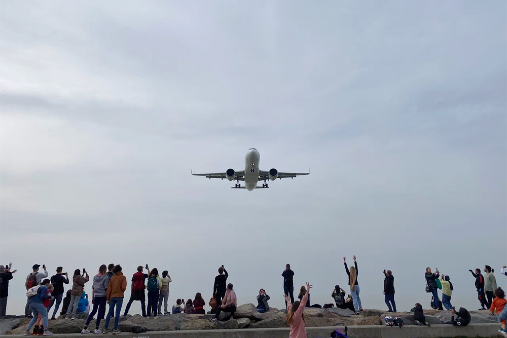 Время появления самолетов над набережной можно посмотреть на сайте аэропорта Батуми