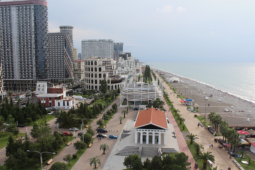Вид на пляж Батуми с ресторана «Башня» — подняться на смотровую можно без посещения ресторана