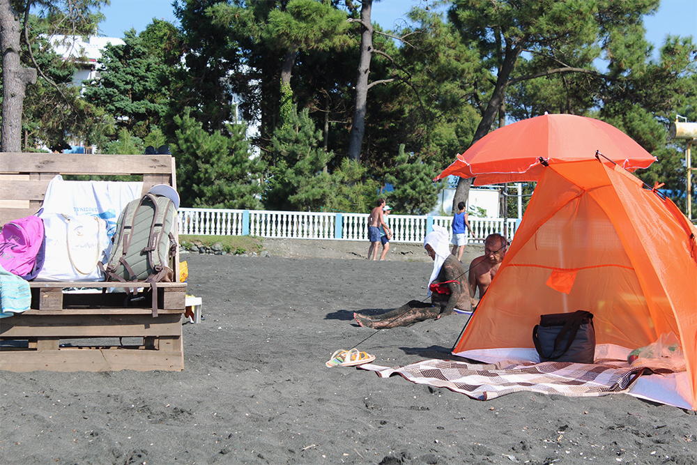 Самые подготовленные туристы приносят на пляж свои зонтики и целые палатки