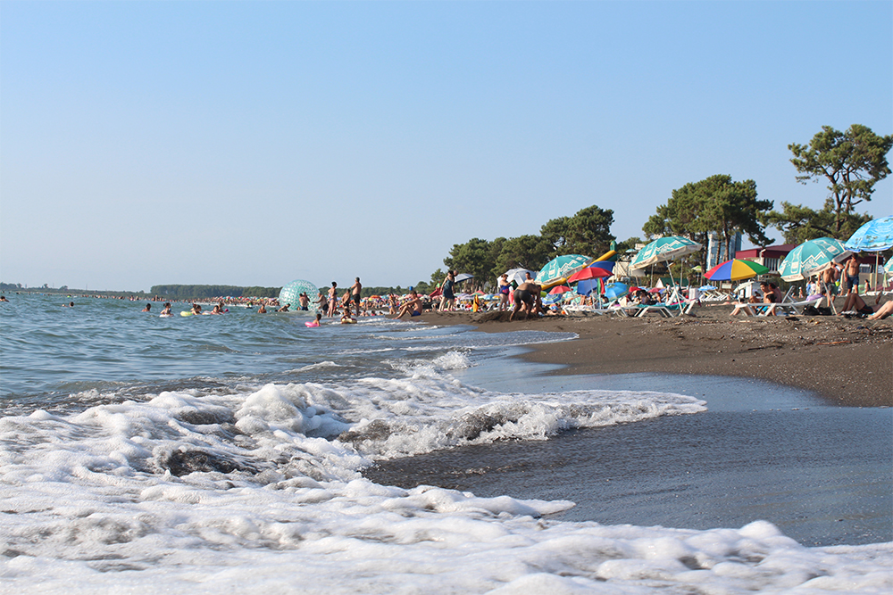 Пляж Уреки с черным песком, который считается целебным