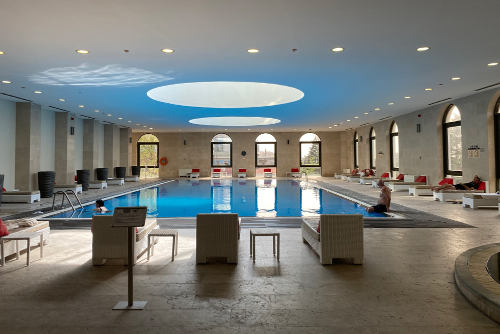 В отеле Sheraton два бассейна: крытый в здании и открытый на территории Батумского бульвара
