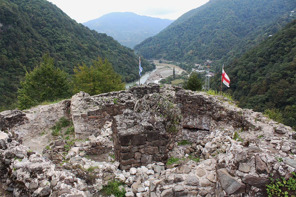 От крепости Гвара 6 века на территории нацпарка «Мачахела» остались только стены