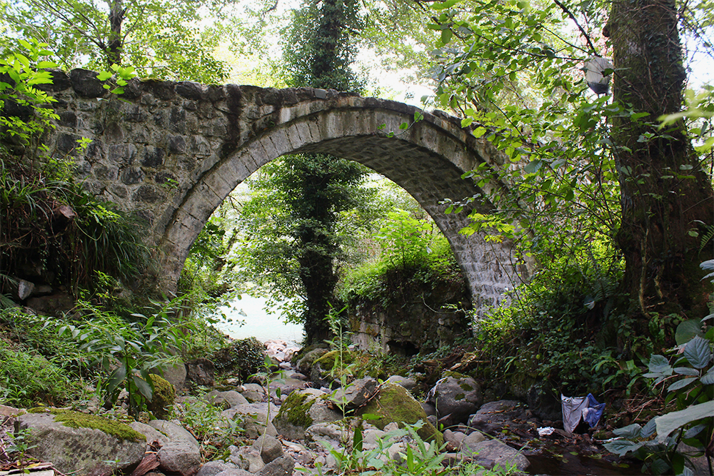 В нацпарке «Мачахела» недалеко от водопада Мирвети тоже есть арочный мост. Почти все такие мосты возвели в период правления царицы Тамары