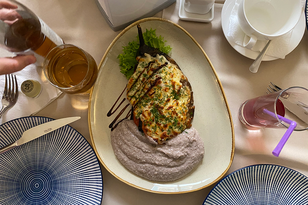 Фирменное блюдо ресторана «Сердце Батуми» — запеченный баклажан с особым соусом