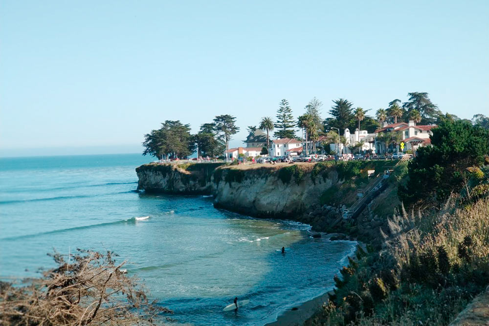 Санта-Круз — город для серферов и скейтеров. На фото — спуск к пляжу Cowell Beach по ступенькам с утеса