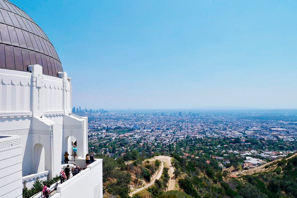 Вид на бескрайний Лос⁠-⁠Анджелес с открытой площадки обсерватории