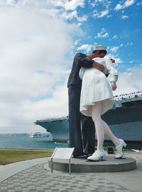 Статуя «Поцелуй моряка» высотой 7,5 метра установлена у авианосца