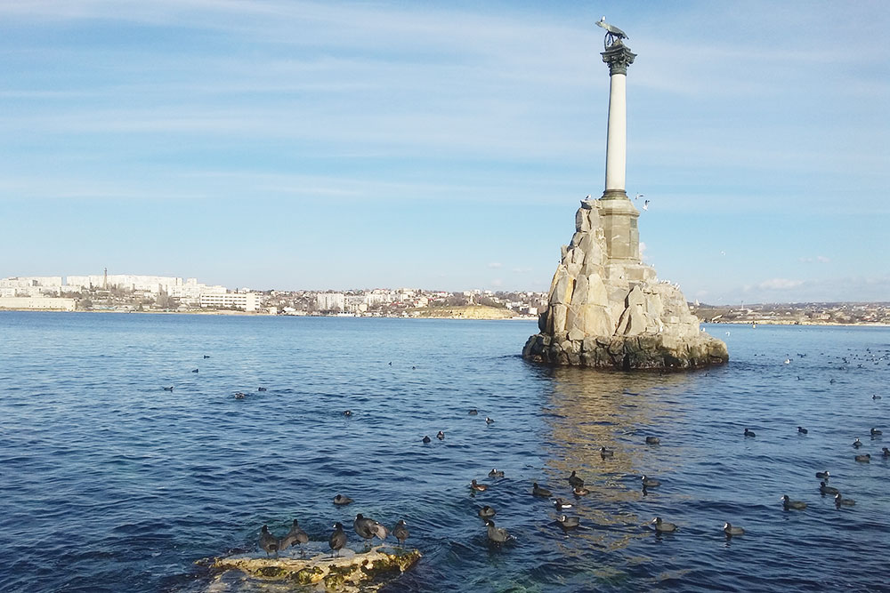 Символ Севастополя — памятник затопленным кораблям