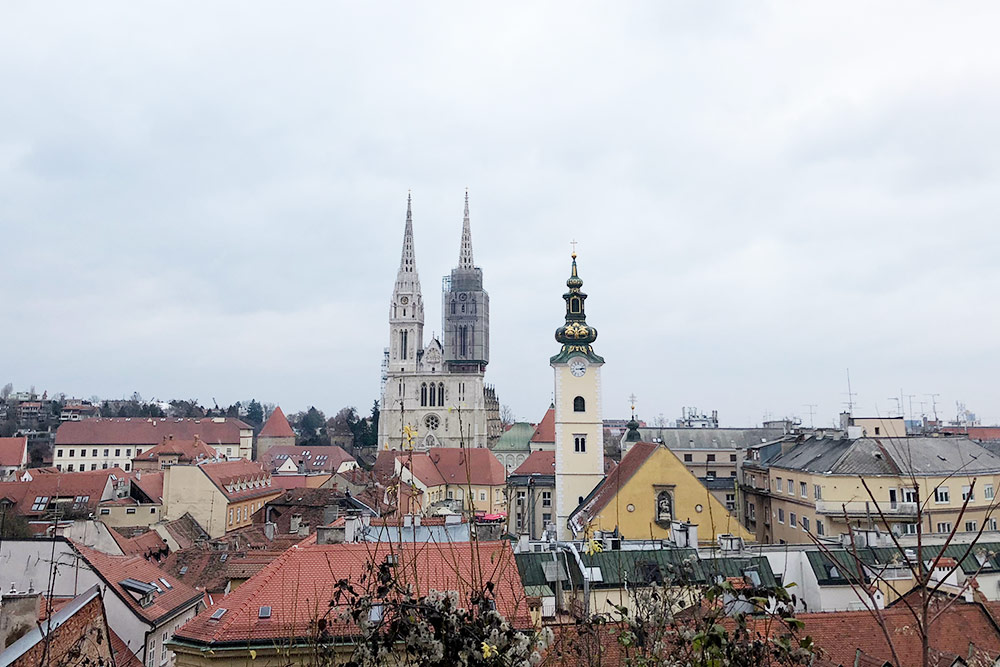 С обзорной площадки в Верхнем городе открывается панорамный вид на весь Загреб