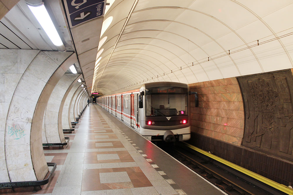 Станция метро «Андел». В пражском метро нет контролеров и турникетов ни на входе, ни на эскалаторах. Мы спустились в метро без билетов, сделали фото и поднялись