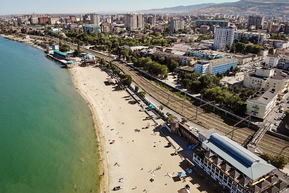 Вдоль береговой линии проходит железная дорога, поэтому селиться рядом с центральным пляжем не советую. Фото: Suleyman Nabiev / Shutterstock