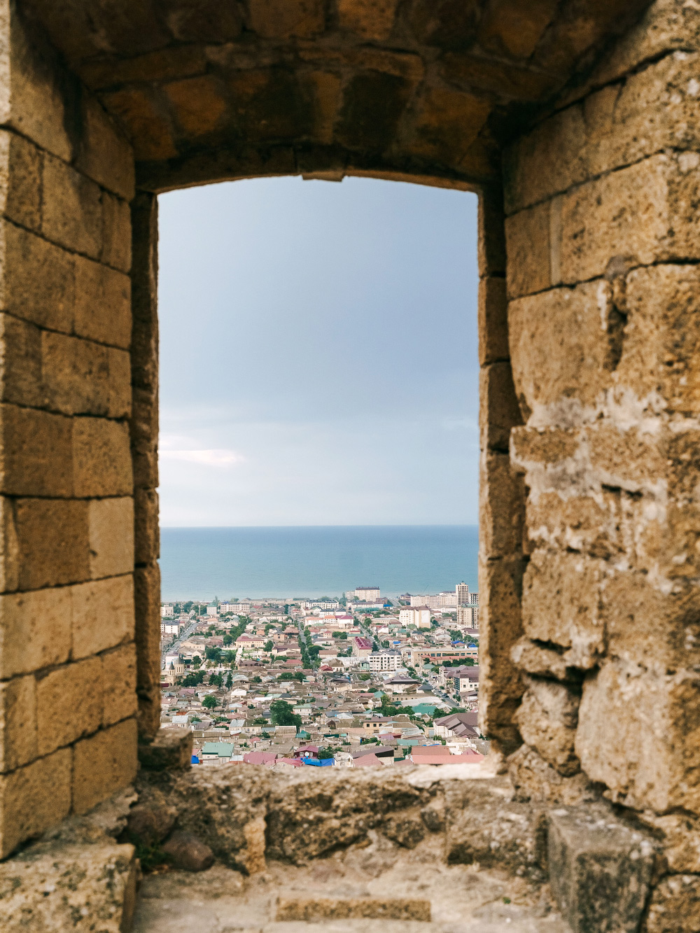 Вид с крепости Нарын-Кала на Дербент. Фото: Ульяна Грушина