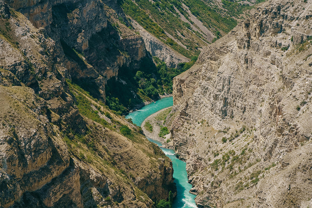 Сулакский каньон и река Сулак внизу