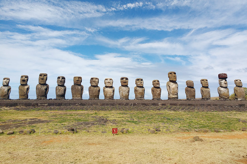 Аху Тонгарики — знаменитый монумент из 15 моаи, расположенных спиной к океану