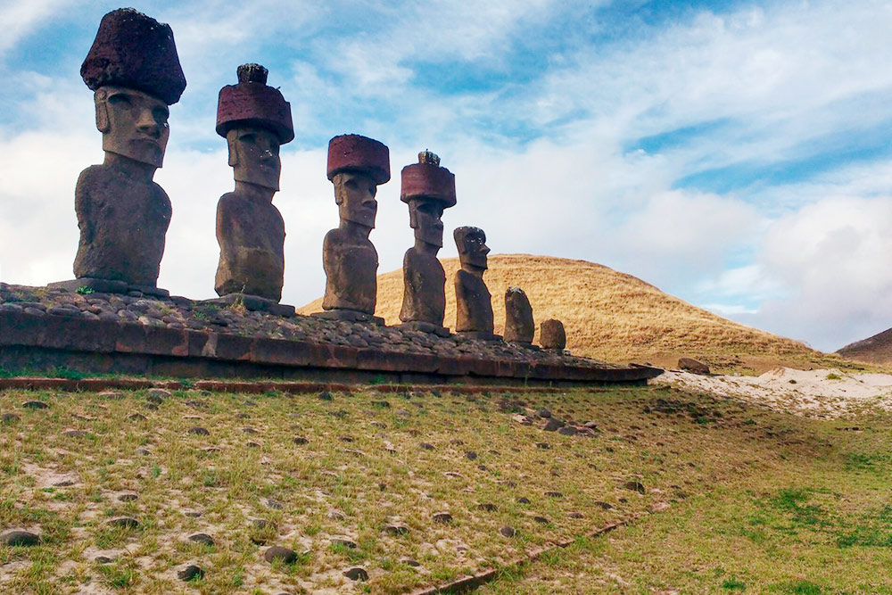 Моаи на Аху Нау⁠-⁠Нау стоят возле красивой бухты