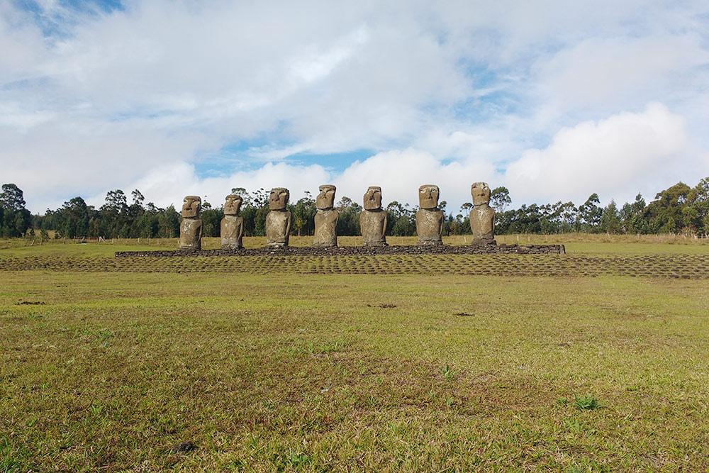 Семь одинаковых моаи на Аху Акиви
