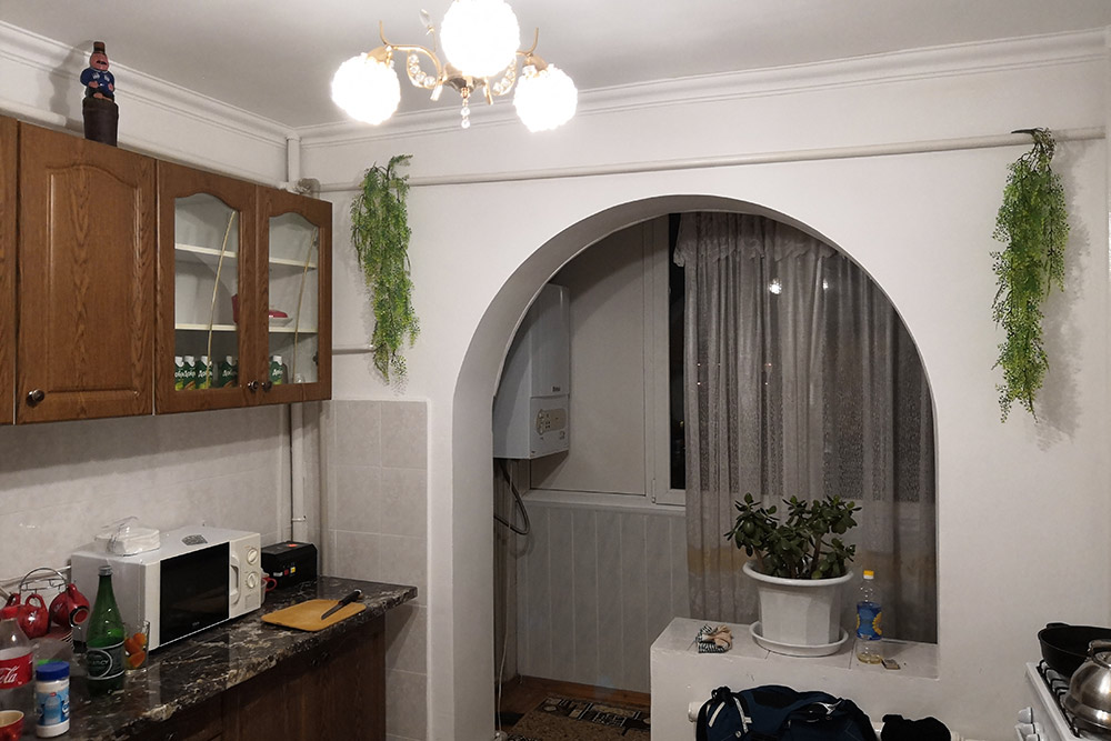 Кухню в съемной квартире объединили с балконом