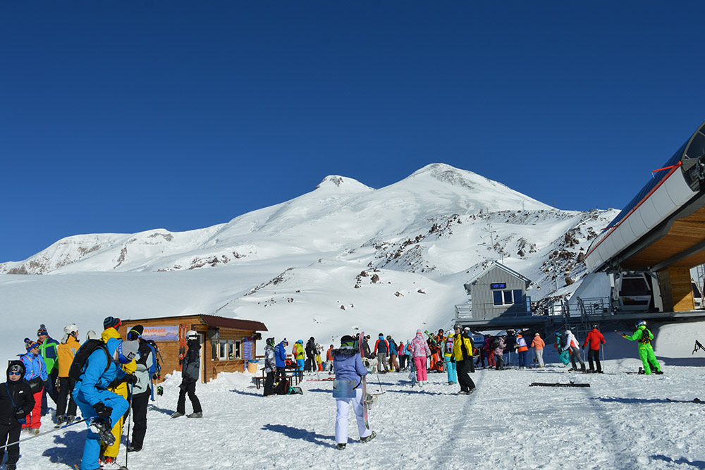 На станции «Мир» можно отдохнуть с отличным видом на две вершины Эльбруса