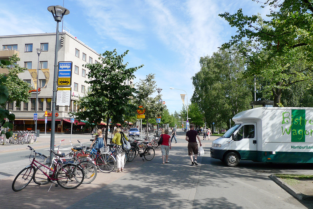 Летом в финских городах солнечно и зелено. На фото центр города Йоэнсуу — столицы Северной Карелии. Источник: Henri Sivonen / Flickr