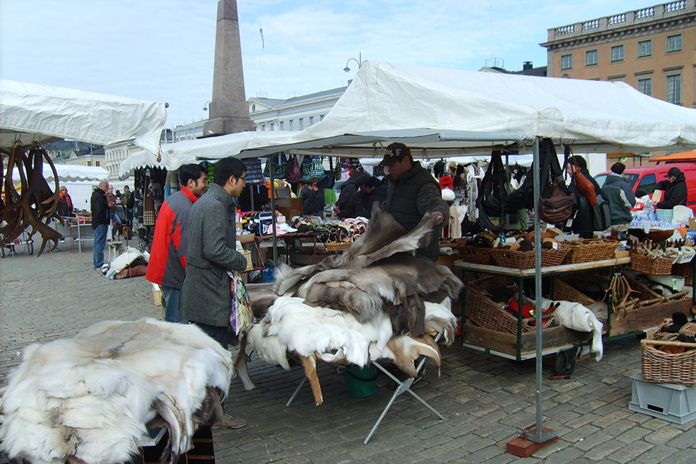 Рыночная площадь в Хельсинки. Там продают национальные блюда, сувениры и товары народного промысла, например шкуры животных