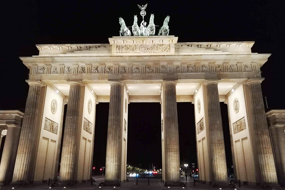 Бранденбургские ворота находятся в 2,5 км ходьбы от Александерплац. Ночью они еще красивее, чем днем