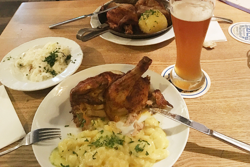 Летом во всех пивных садах в Мюнхене продается курица гриль — мое любимое блюдо. В меню ресторанов она есть не всегда, надо спрашивать у официанта. Порция стоит 10 € (700 рублей)