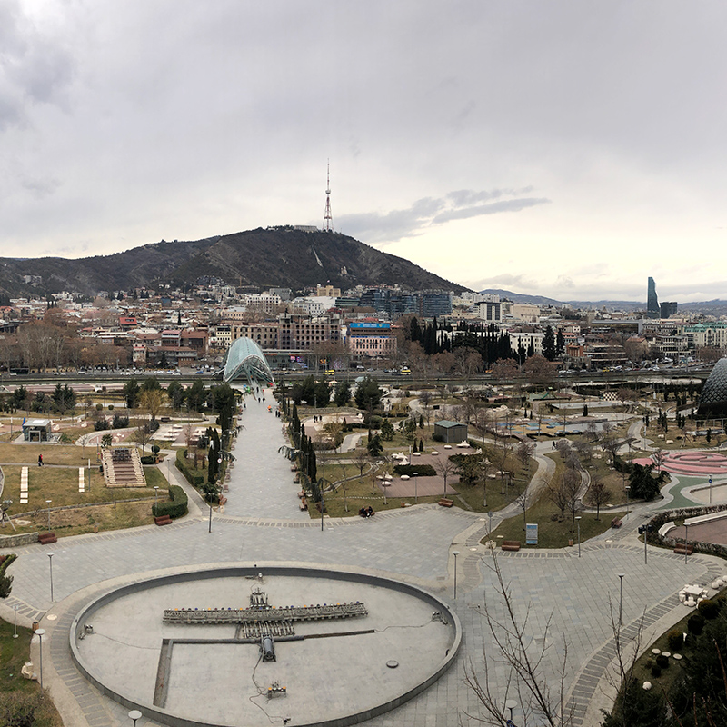 Парк «Рике» в Тбилиси — очень популярное место для прогулок среди туристов и жителей города