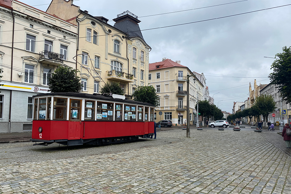 Улицы в Советске не отличишь от восточноевропейских. Когда⁠-⁠то по ним ходили вот такие трамваи. Теперь внутри музей, а туристы фотографируются на подножке вагона