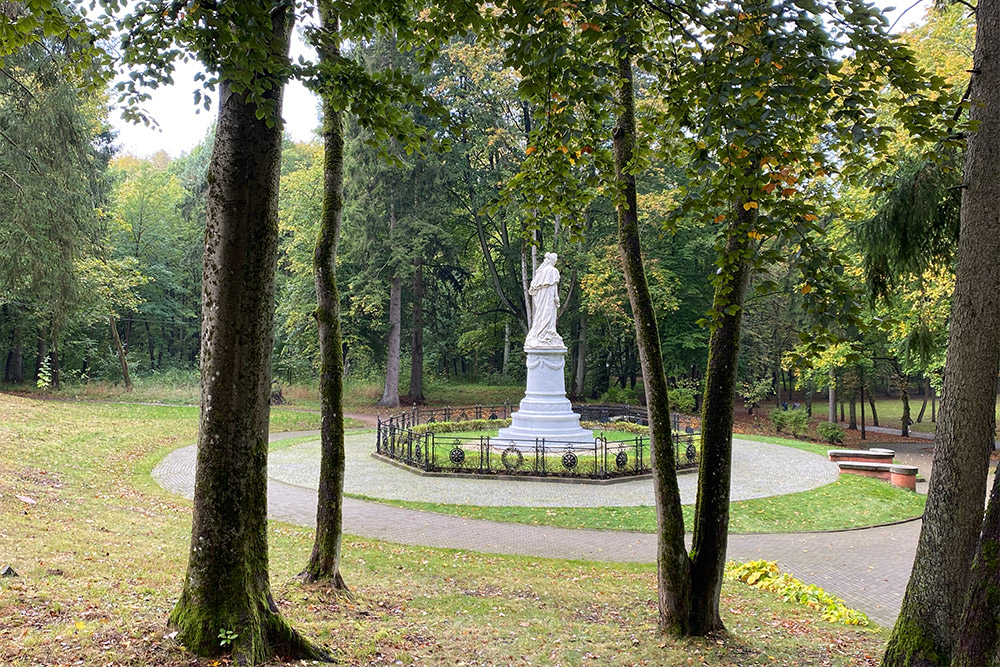 Памятник королеве Луизе в парке в центре Советска. Полчаса ловили кадр, чтобы в него не попали многочисленные гуляющие горожане