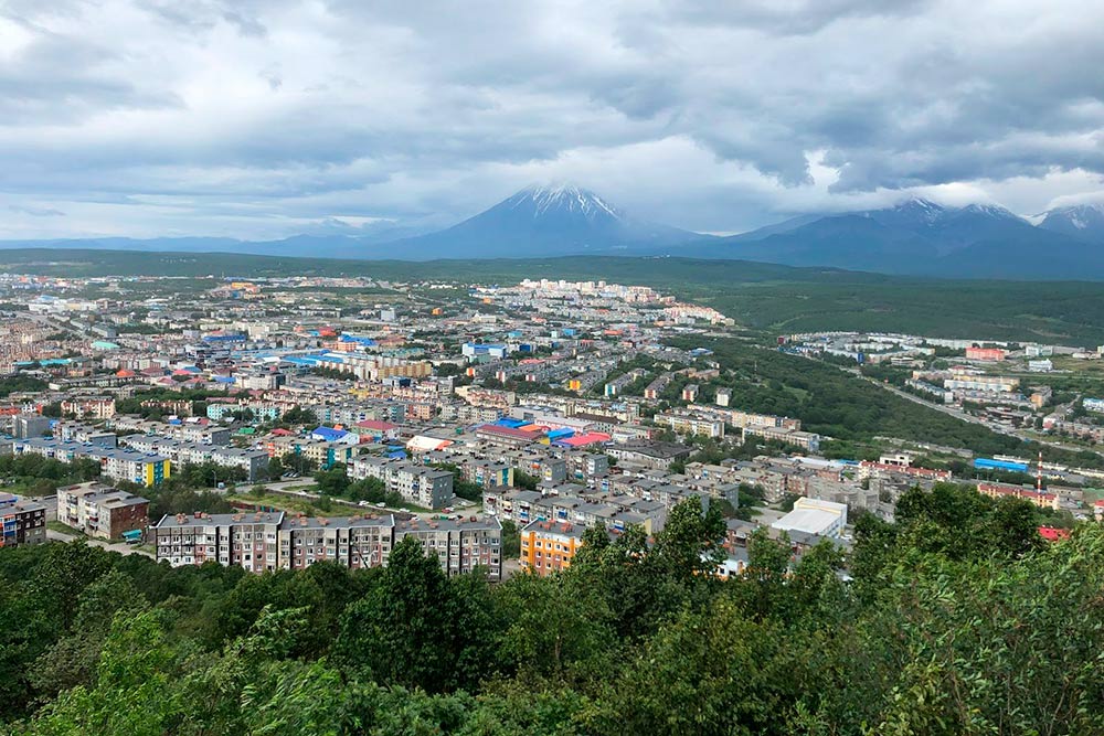 Авачинский, Корякский и Козельский вулканы расположены в нескольких десятках километров от Петропавловска-Камчатского. Их видно почти из любой точки города, поэтому местные нежно называют их «домашними»