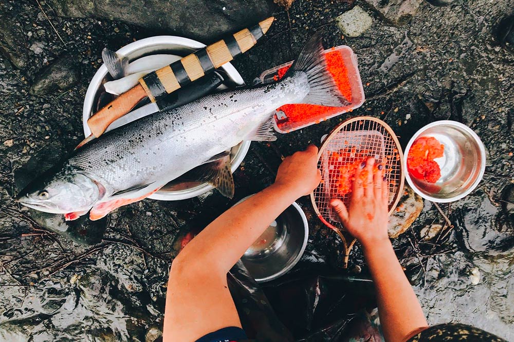 На Камчатке можно поймать рыбу за пару минут. Справится даже начинающий. Фото: Арина Дроздович