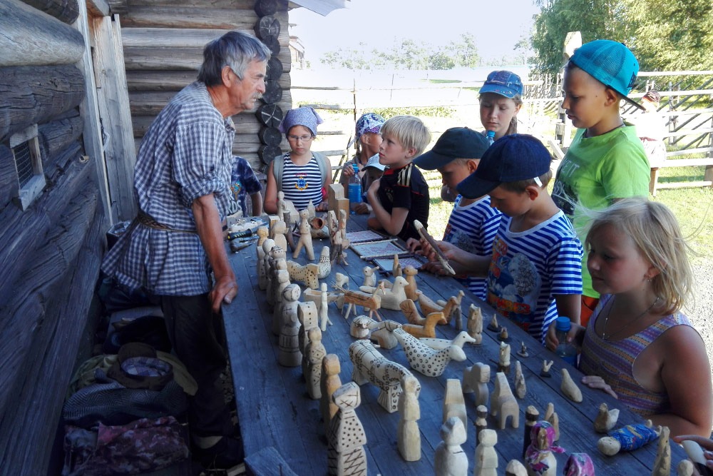 Мастер рассказывает детям, как в старину изготавливали деревянные игрушки