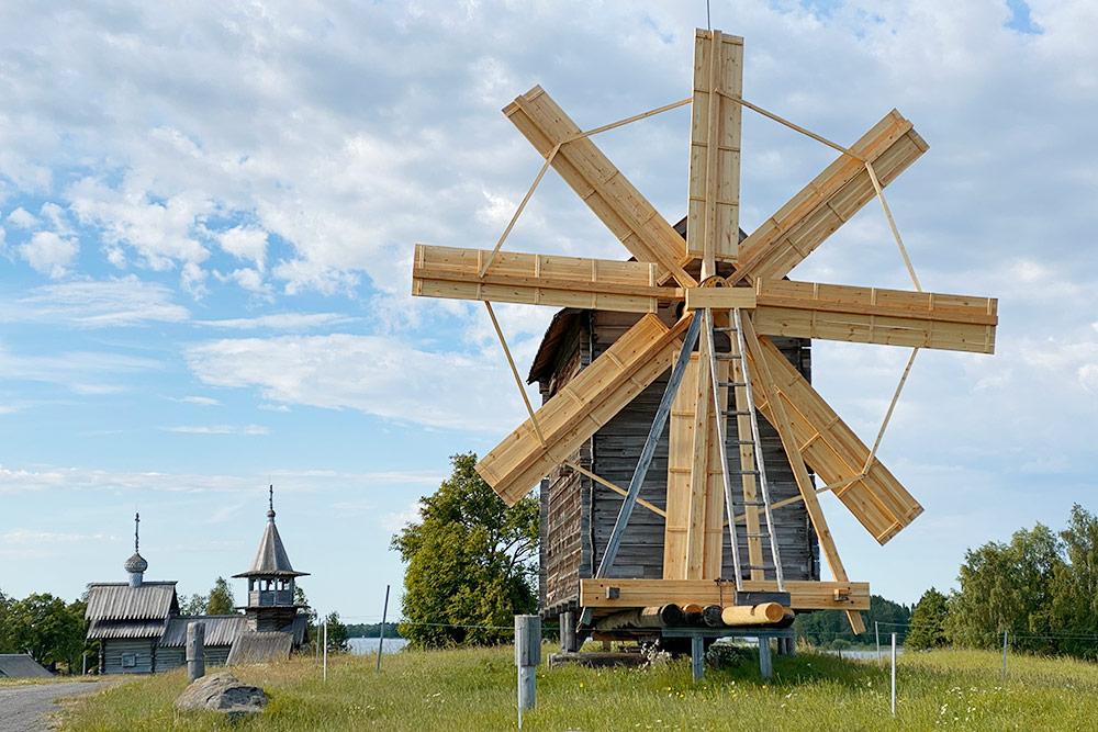 Ветряную мельницу привезли на Кижи из деревни Волкостров. На основной экспозиции также представлена водяная мельница