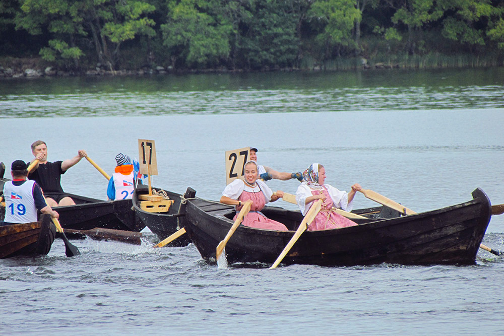 Участники и участницы Кижской регаты соревнуются на традиционных лодках-кижанках